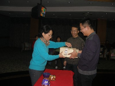 領(lǐng)導給獲得競賽游戲名次的員工頒獎