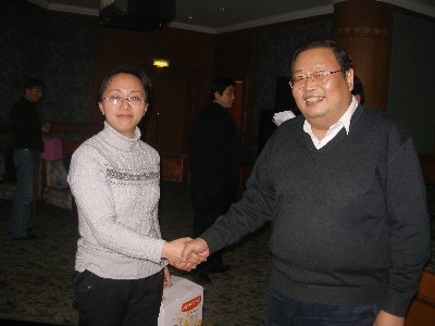 領(lǐng)導向獲得幸運一等獎的員工表示祝賀